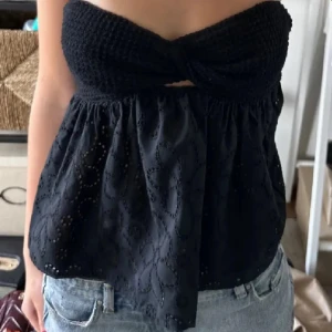 Snygg topp - Snygg topp som jag köpte på Plick men som inte kommit till användning! Lapparna är bortklippta så står varken storlek eller märke men skulle uppskatta XS och att den förmodligen inte är från Zara, fastän den ser ut som de topparna!  Prisförslag alltid välkomna!!