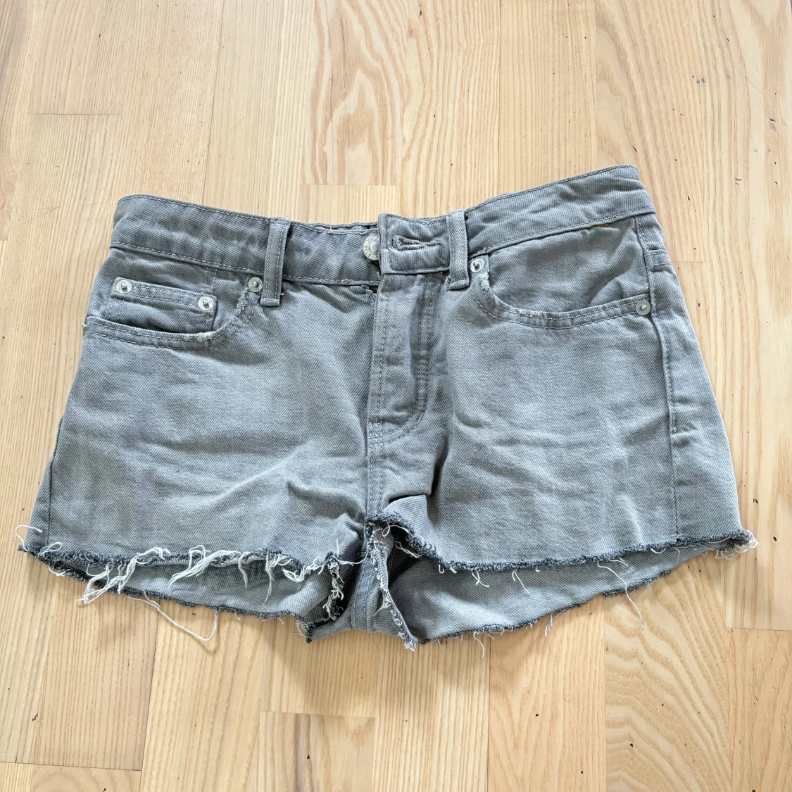 Grå jeansshorts  - 4
