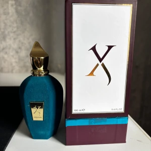 Xerjoff Erba Pura parfym 100ml - Lyxig parfym från Xerjoff, Erba Pura, i en snygg blå sammetsflaska med gulddetaljer och elegant guldlock. Flaskan rymmer 100 ml och kommer i en stilren lila och vit box med gulddetaljer. Perfekt för dig som gillar exklusiva dofter.Helt ny för mer mer bilder eller serie nummer osv bara kontakta