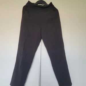 Svarta kostymbyxor från NA-KD - Svarta kostymbyxor från NA-KD i klassisk rak modell. Byxorna har hög midja och är sydda i ett mjukt, lätt material som ger en clean och stilren look. 