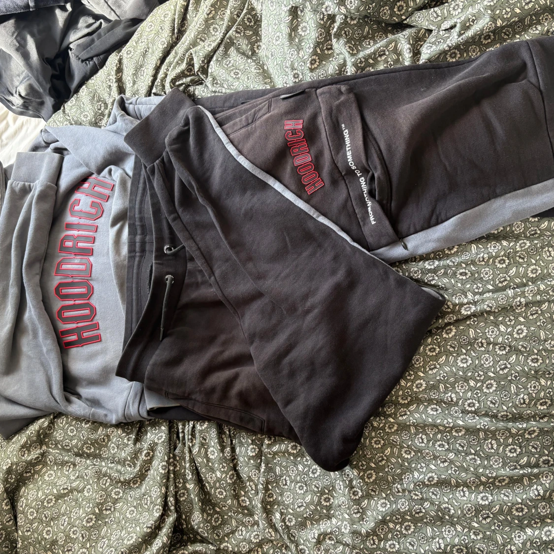 Grå HOODRICH tracksuit med röd logga - 2