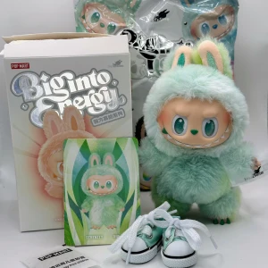 Pop Mart Labubu- Äkta med streckkod  - Supergulliga gröna Serenity från Pop Mart Big Into Energy Hon är äkta köpt på Pop Mart med streckkod på sin etikett som du kan verifiera på deras sida Även äkthetskod på kartongen Hon får med sig ett par tuffa matchande gröna sneakers med knytband och sitt fina kort Kartong & foliepåse ingår oxå, dom är dock öppnade Är som ny i perfekt skick! Bara öppnad & uttagen från kartongen för att kolla färg Höjd ca 17cm Hon har vridbart huvud & fötter samt böjbara armar Supersöt!