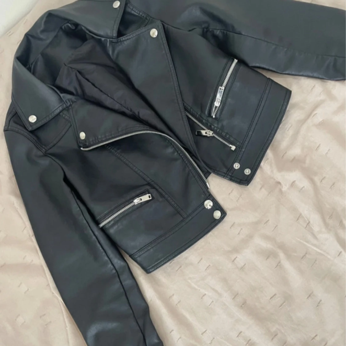 Svart croppad skinnjacka med dragkedjor - 2