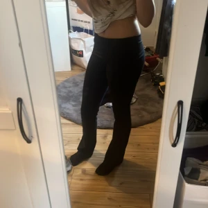Yoga pants - Säljer dessa mörkblåa yogapants, dom är sydda på rumpan då det varit ett litet hål där innan!❤️
