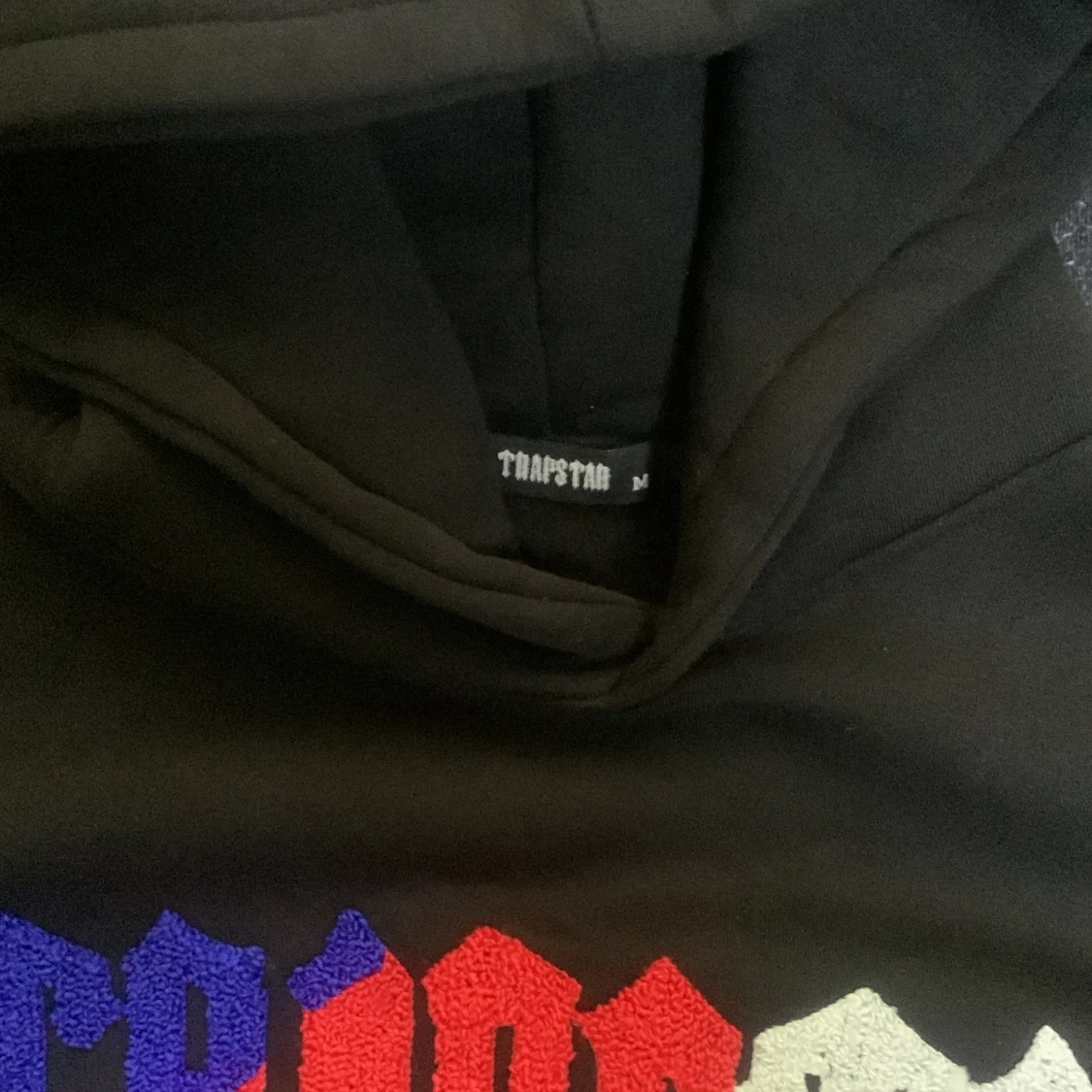Svart Trapstar hoodie med brodyr - 1