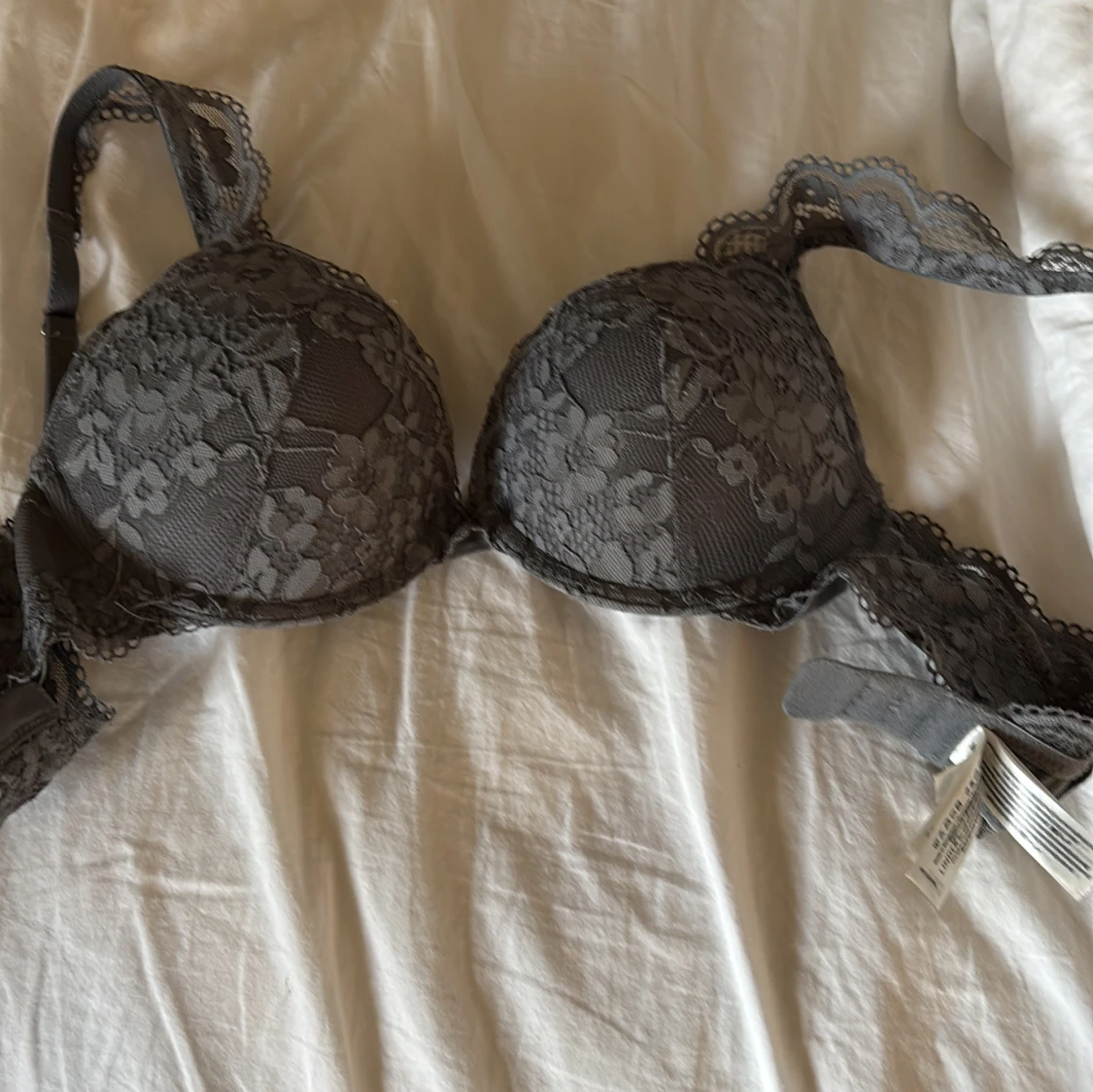Grå spets-bh från Lindex 70B