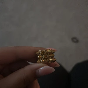 Guldig Edblad ring med nitar - Trendig ring från Edblad i guld 💞 ringen är för stor för mig annars är den snygg att ha o ger sin outfit nått extra, pris kan diskuteras 💞💞