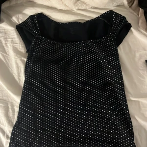 Prickig tröja från brandy melville - Söt prickig tröja, det står one size men är storlek S skulle jag säga :)