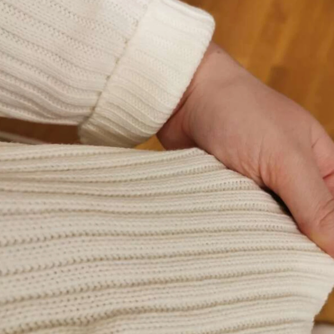 Vit ribbad stickad tröja - 2