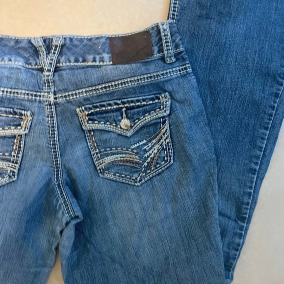 Blå jeans med broderade bakfickor bootcut lågmidjade  - 2
