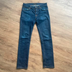 Nudie Jeans  - Säljer ett par snygga Nudie Jeans modell Grim Tim, mer åt slimfit hållet! Väldigt snygga i storlek 33/34 men skulle säga att dem sitter lite mindre än så. I princip helt nya skick 9/10. 