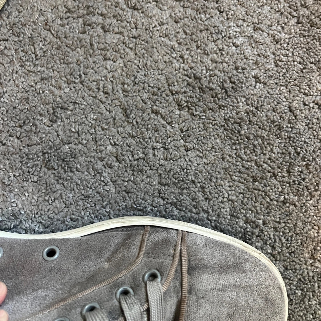 Grå mockasneakers med röd sula - 3