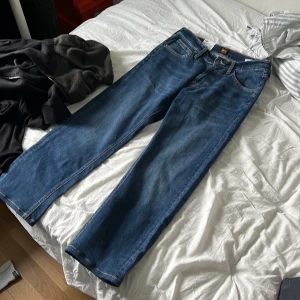 Lee jeans  - Lee jeans i modellen straight köpte dom för 1100kr och är aldrig använda för att jag inte gillade passformen. Dom är i storlek W29 L32