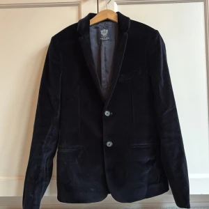 Sammetskavaj ifrån Dallago - Fin sammetskavaj ifrån Dallago. Använd ungefär 3-5 gånger. Inga hål eller fläckar. Supermjuk och skön. Ordinarie pris 5000