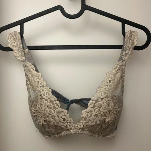 Blå intimissimi bh - ljusblå intimissimi bh! PRISET KAN DISKUTERAS!! push up och storlek 70b/70a!