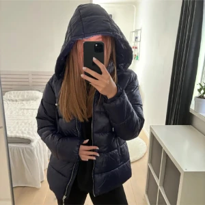 pufferjacka med huva - …