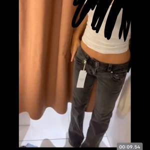 Gråa low waist jeans från Perfect Jeans - Säljer ett par gråa jeans från Perfect Jeans i storlek 34. Modellen har låg midja, raka ben och klassiska femficksdetaljer. Jeansen har dubbla silverfärgade knappar och dragkedja i gylfen. Snygg tvättad grå färg som passar till allt. Jag säljer jeansen på grund av att dom inte kommer till användning köpte för ca 3 månader sedan och har kommit till användning 1 gång