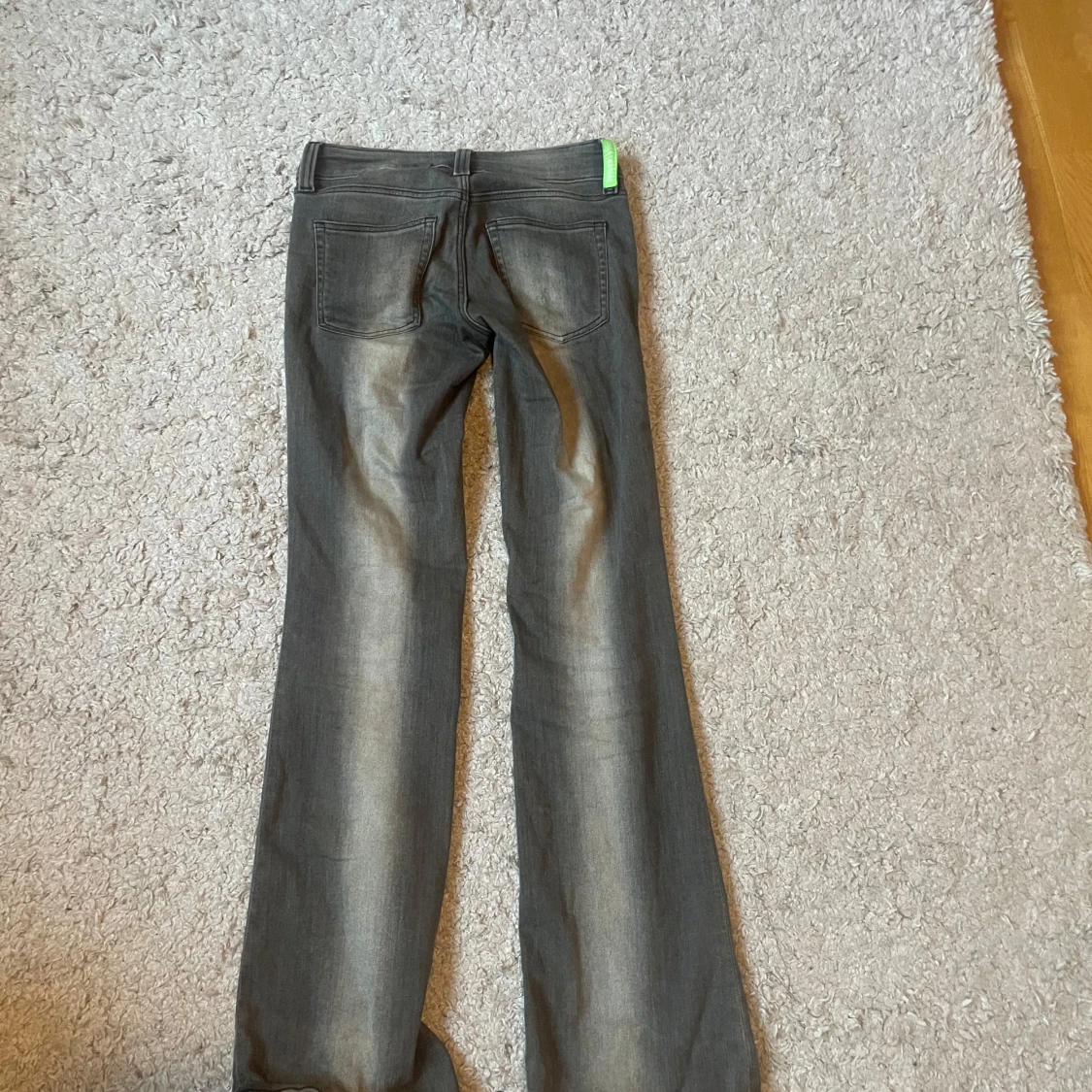 Grå bootcut jeans med slitningar - 1