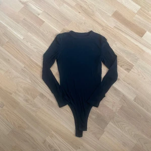 Svart body - Svart ribbad body, aldrig använd.