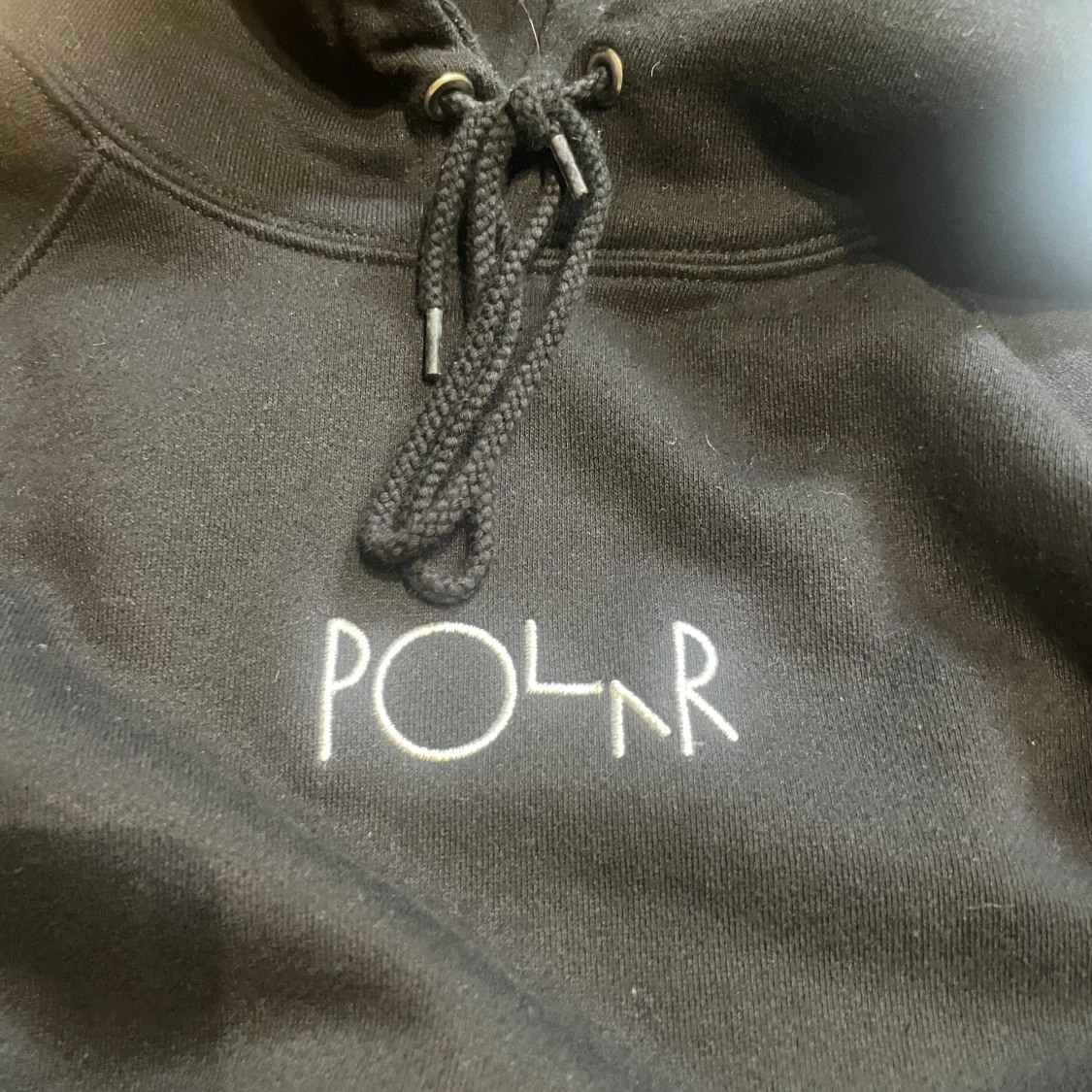 Svart Polar hoodie med broderad logga - 1