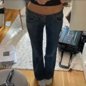 Levis 501 mörkblå jeans bootcut - Säljer ett par klassiska Levis 501 jeans i mörkblå denim. Modellen har låg midja, raka ben med lätt bootcut och snygga kontrastsömmar. Skriv för frågor!