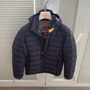 Parajumpers höstjacka - Knappt tecken på användning. Passar mig perfekt som är 175cm. Nypris 4500kr+. Bara att skriva om du har någon fundering 