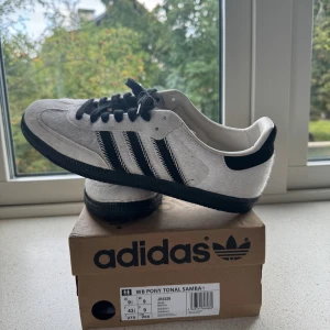 Adidas Samba - Vit svarta sambas i nyskick, skriv vid frågor. Storlek 43/uk9.