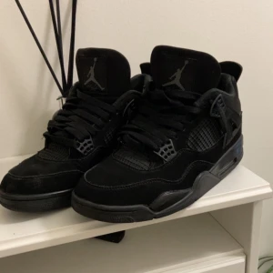 Jordan 4s Black Cats - Säljer ett par Jordan 4 Black Cats då jag inte använder dessa längre. Skorna är i fint skick, sparsamt använda. Om du har frågor eller är intresserad så är det bara att höra av dig🤝