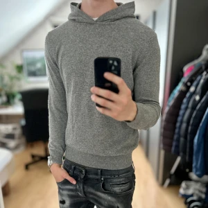 Oscarjacobson kashmirhoodie - Bra skick, inga defekter stora defekter men har en liten fläck på magen som går bort i tvätten samt att den är lite nopprig. Storlek 48/S passar dig som är mellan 175-185cm. Nypris ca 2500kr. Kashmirblandning. Modellen är 185 cm, 79 kg. Passar bra nu till sen sommar/höst. Skriv för mer information!🤝