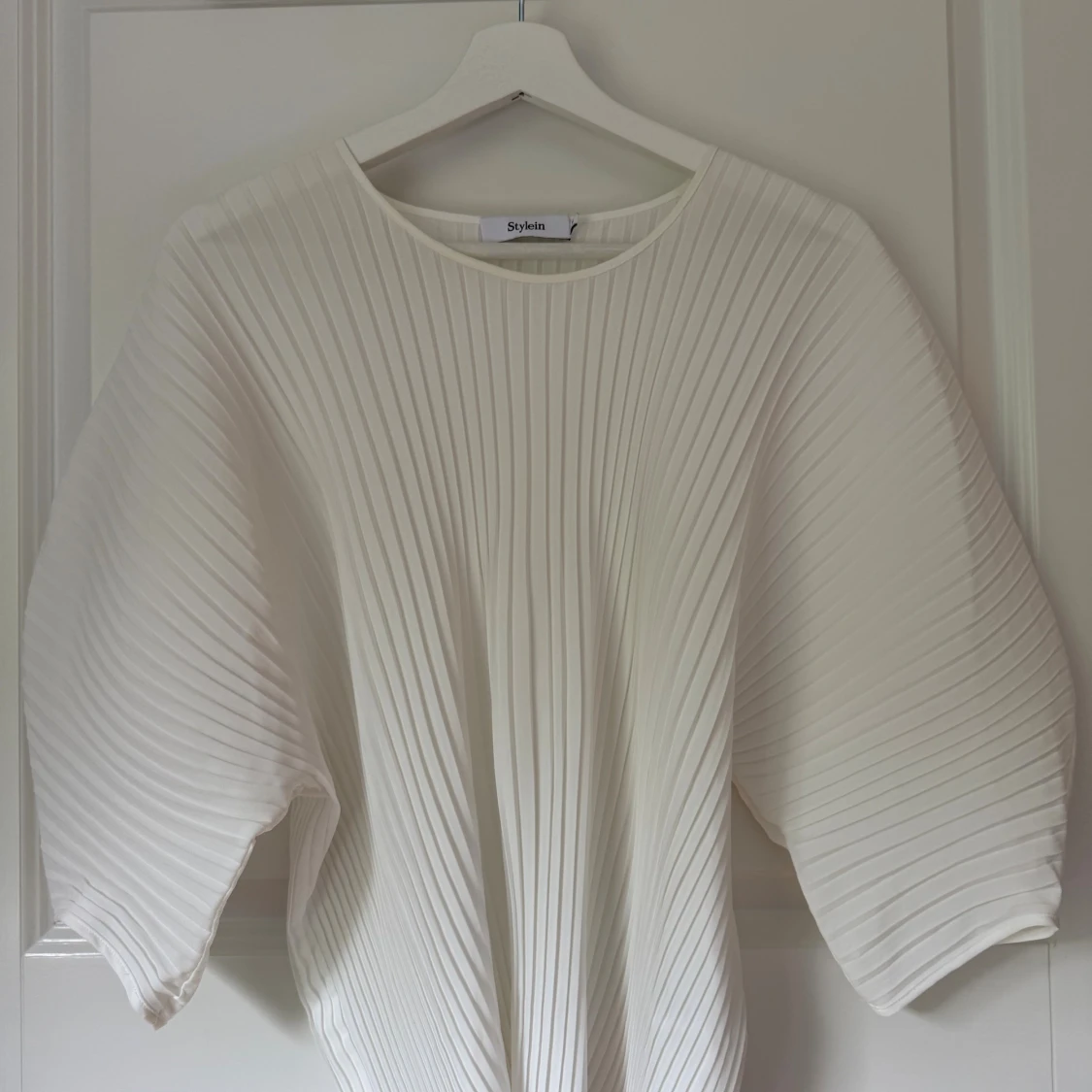 Vit plisserad blus från Stylein