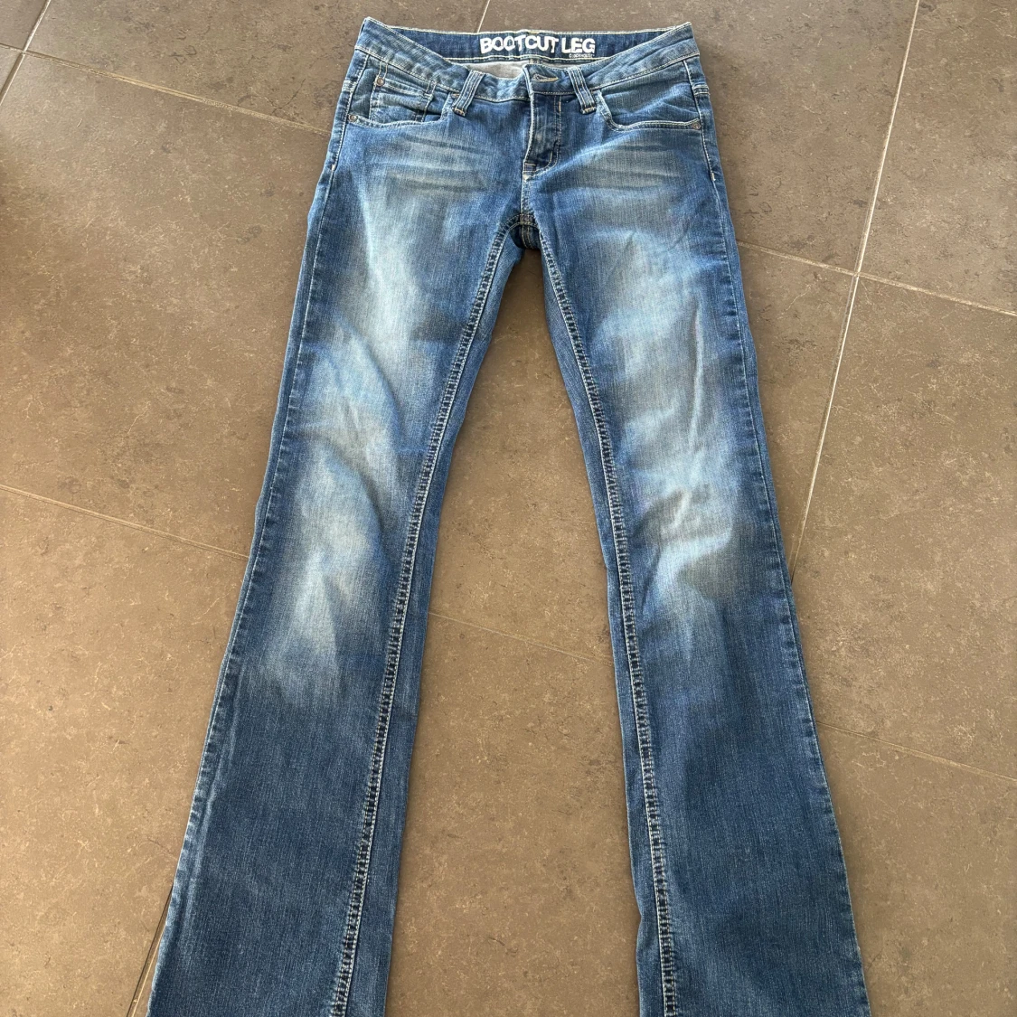 Blå bootcut jeans låg midja