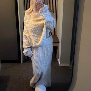 Arakii set  - Ett arakii likande set! Supermysig beige stickad tröja med ribbat mönster och offshoulder-modell. Tröjan är oversized med långa ärmar och har en avslappnad, loose passform. Perfekt för dig som gillar en chill och trendig stil🫶🏼 