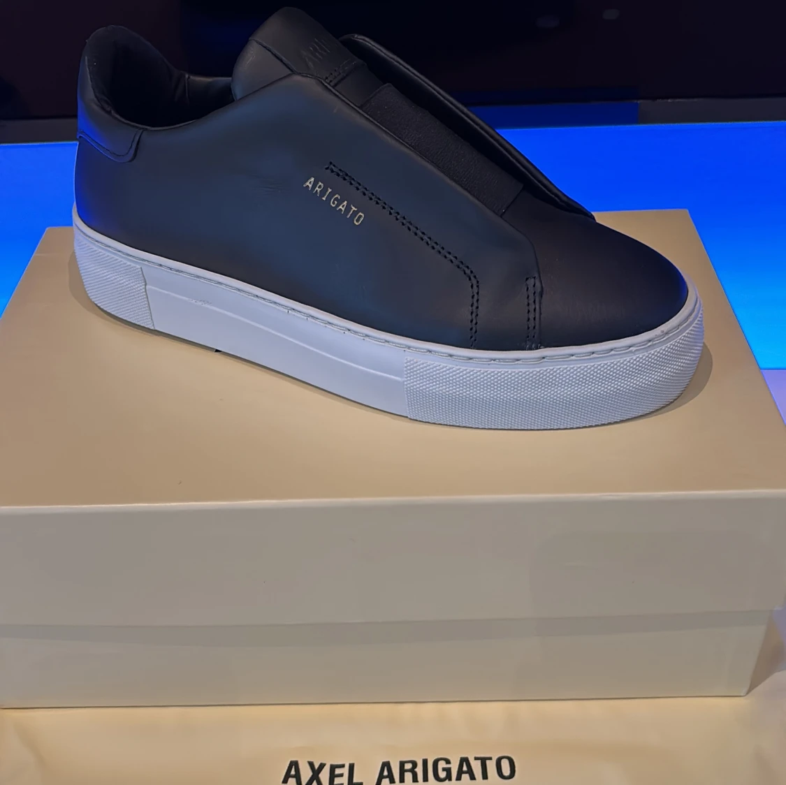 Svarta sneakers från Axel Arigato - 1