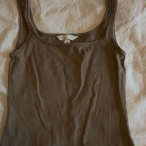 Beige lång croppet klänning - en beige lång croppet klänning från H&M.