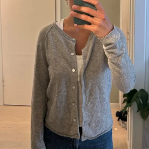 Grå kashmirkofta - Mysig grå kofta i kashmir & ylle från Rosemunde! Storlek M men kan nog även passa en S. Nypris ca 1000kr. Köparen står för frakten 🥰