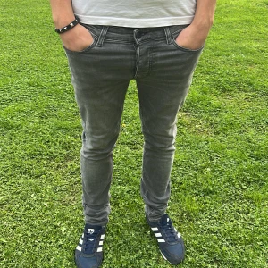 Zadig Voltaire jeans - Säljer dessa stilrena Zadig Voltaire jeans med slim fit pass form. Modellen på bilden är ca 180 cm lång och väger 70 kg tveka inte på att kontakta mig vid minsta fundering🙌