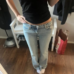 Monki jeans  - Lågmidjade bootcut jeans i stl 34/S. Har andvänds en gång, så de är i bra skick! 