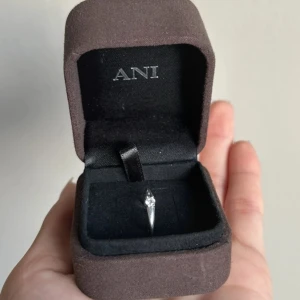 ANI jewels ring - Stilren silverring från ANI med en gnistrande liten diamant i mitten. Den har gått ut ur sortiment men köptes för 650kr och säljes för 215kr☺️