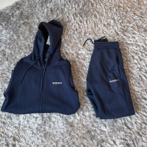 Blå McKenzie Tracksuit dress - Hoodien är inte använd prislappen är kvar medans byxorna är endast använda litegrann utan några defekter. DRESSEN PASSAR INTE MIG SÅ FRÅGA INTE OM BILDER PÅ. 