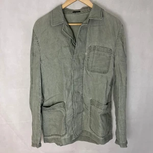 Massimodutti Overshirt - Sjukt soft overshirt av Massimodutti. Storlek S, modellen är 185 och den är väldigt liten. Riktigt fin färg.