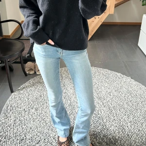 Ljusblå jeans med strassdetaljer - Säljer ett par jättesnygga, mjuka o sköna jeans köpta i Spanien. Endast använda ett fåtal gånger