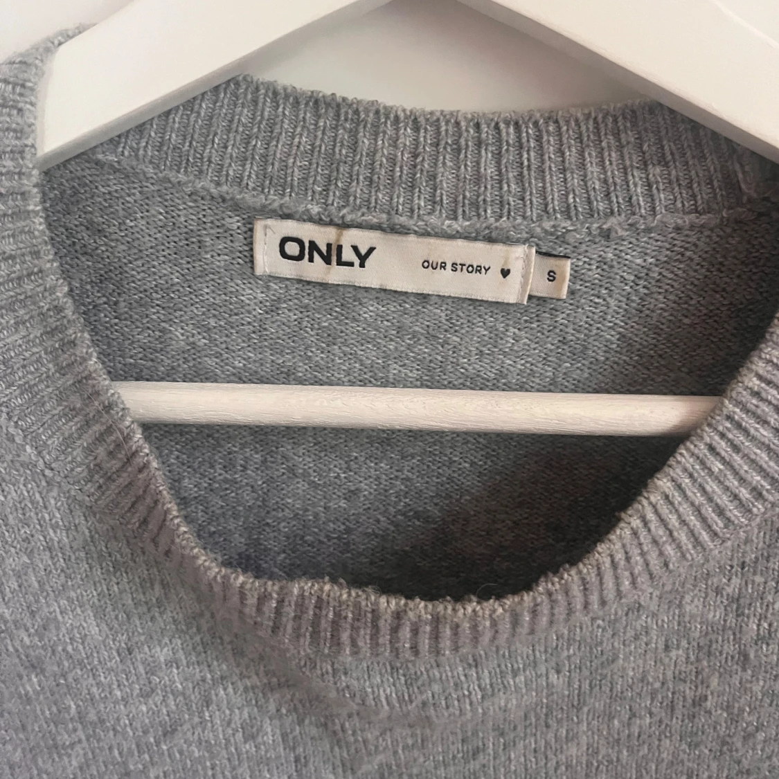 Grå stickad tröja från ONLY - 1