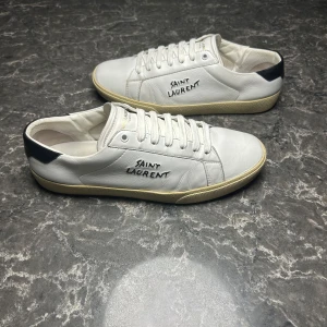 Saint Laurent skor - Säljer ett par otroligt snygga skor från det exklusiva designermärket saint Laurent! Skorna är i mycket bra skick, skulle säga ungefär 9,2/10. Skorna är i storlek 43,5 men lite stora i storleken. Nypris ligger över 6000kronor men vi säljer våra för endast 2499 och kan gå ner i pris vid snabb affär! Skriv gärna ifall det är några funderingar, allt bästa SkoKapet