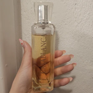 Casablanca parfym från Swiss Arabian - Casablanca parfym från Swiss Arabian i en elegant, genomskinlig glasflaska med guldgul vätska. Flaskan har raka linjer och ett stilrent lock i klar plast. Perfekt för dig som gillar lyxiga och unika dofter.