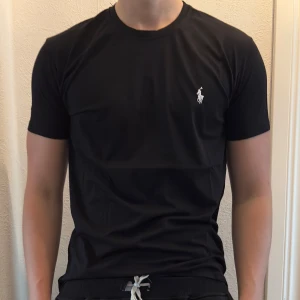 Svart t-shirt från Ralph Lauren - Vanlig svart ralph lauren t-shirt. Tröjan är helt ny. säljer även ut andra saker från min gaderob så kolla gärna min sida och se om du hittar något du gillar!