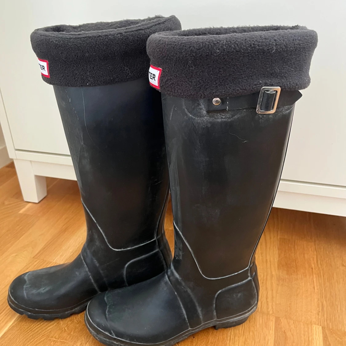 Svarta Hunter stövlar med fleecesockor - 3