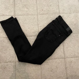 Svarta  jeans från replay  - Snygga svarta jeans från replay! Priset går att diskutera! Billigare med bulk! 