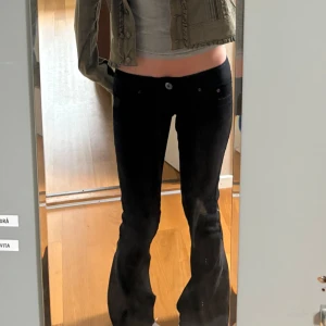 Lågmidjade Jeans - Svarta lågmidjade jeans som är omsydda från skinny till bootcut. Super fin svart färg som inte ser urtvättad ut. Otroooligt lågmidjade och supersöta detaljer på bakfickorna. Skriv privat för fler bilder/ frågor! 🩷