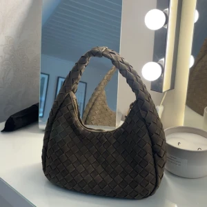 Grön väska  - Jättefin liten men rymlig väska, knappt använd och perfekt till hösten 