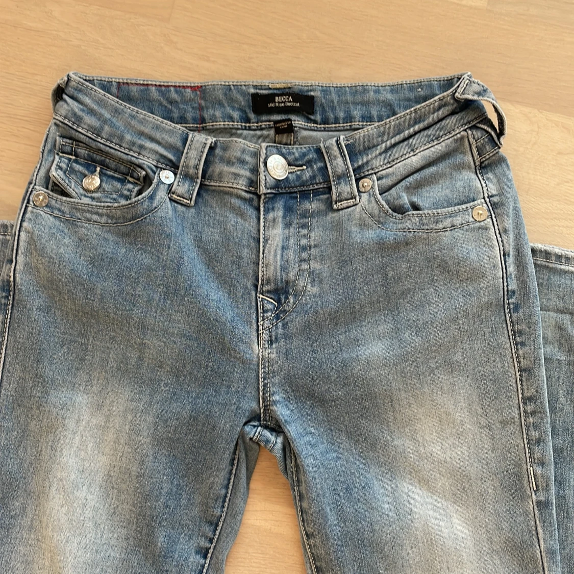 True Religion ljusblå jeans med detaljer 25W - 2